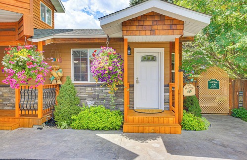 Libby Apartment | Homey Pet-friendly Libby Cottage w/Yard by Creek!
