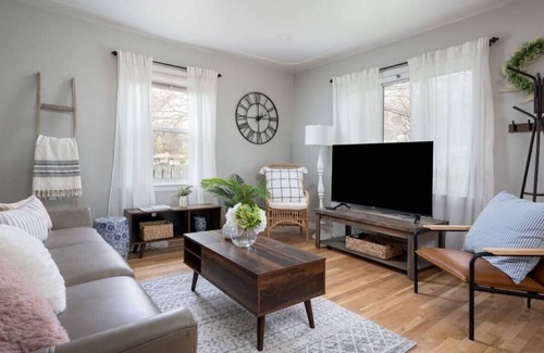 Grand Rapids House | Homey Remodeled Mid-Century Getaway Near City