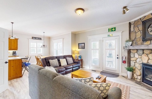 The Blue Mountains Condo | Homey retreat w/shared pool - near golf and Blue Mountain Village
