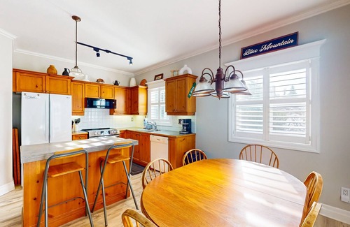 The Blue Mountains Condo | Homey retreat w/shared pool - near golf and Blue Mountain Village