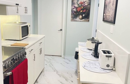 Arbutus Ridge House | Homey room located at Arbutus, Vancouver West. Quiet and comfortable .