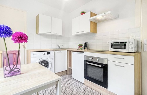 Ambilly Apartment | Homey Santorin - Near tram & train/Balcony/Wifi