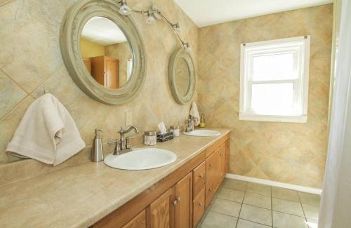 Cornwall House | Homey Single Family on Old Orchard