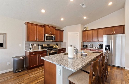 Star House | Homey Star home~King bed~5TVs ~ Walkable location