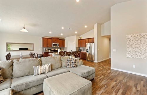 Star House | Homey Star home~King bed~5TVs ~ Walkable location
