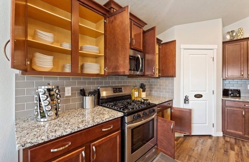 Star House | Homey Star home~King bed~5TVs ~ Walkable location