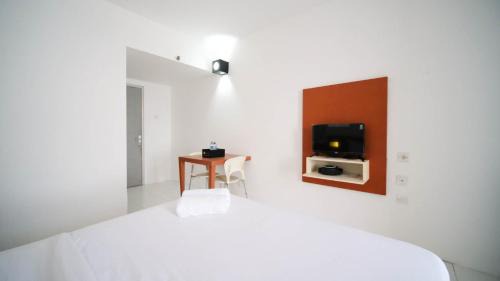 Surabaya Apartment | Homey Studio Apartment at Dian Regency By Travelio