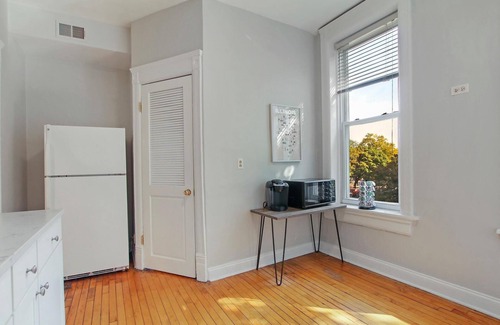 Uptown Apartment | Homey|Vintage|2BR Uptown