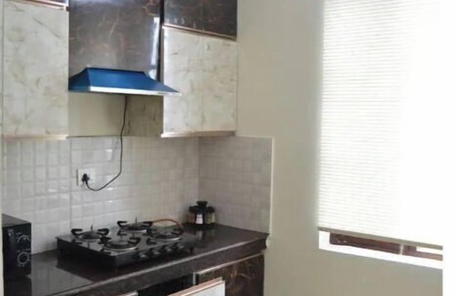 Saket House | Homlee -Jumbo Lux Flat w kitchen, parking & hills
