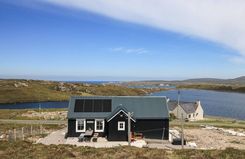 Ardroil Cottage | HONA, pet friendly, character holiday cottage in Uig Isle Of Lewis