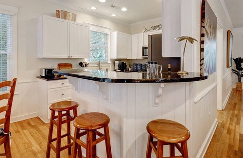 Bald Head Island Cottage | Hondo's Hideaway is a beautiful three-bedroom cottage in prime location near market, shopping, and dining. Newly decorated. Temporary membership to Shoals Club and BHI Club available. Two 4-passenger golf carts, bicycles, and luxury amenities provide