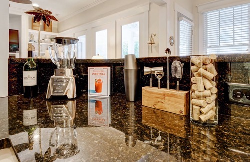 Bald Head Island Cottage | Hondo's Hideaway is a beautiful three-bedroom cottage in prime location near market, shopping, and dining. Newly decorated. Temporary membership to Shoals Club and BHI Club available. Two 4-passenger golf carts, bicycles, and luxury amenities provide
