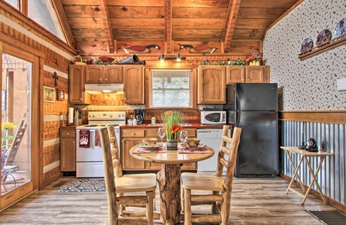 Townsend Cabin | Honey Bear Pause: Rural Escape w/Porch & Hot Tub!