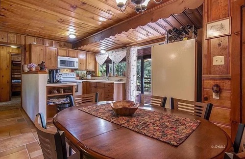 Idyllwild Cabin | Honey Bear Cottage in the woods: Walk to town
