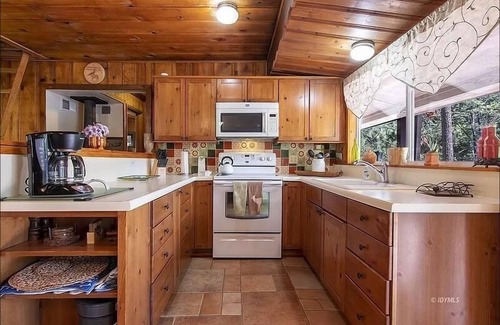 Idyllwild Cabin | Honey Bear Cottage in the woods: Walk to town