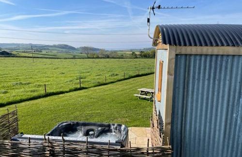 Bridport Ski Chalet | Honey Bee - Comfortable luxury shepherds hut with hot tub