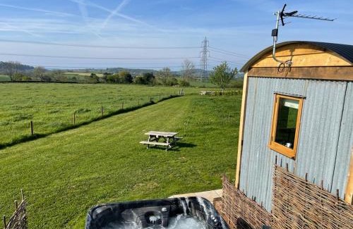 Bridport Ski Chalet | Honey Bee - Comfortable luxury shepherds hut with hot tub