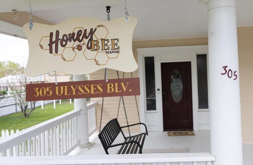 Monte Vista House | Honey Bee Manor in Monte Vista