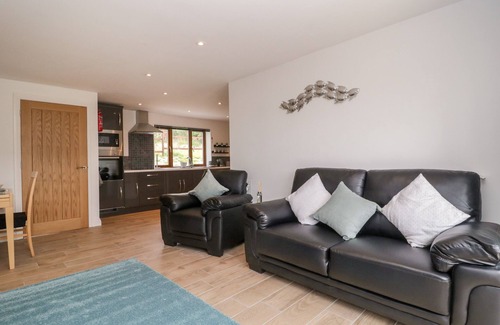 Axminster Cottage | HONEY BEE RETREAT, pet friendly, with a garden in Tytherleigh