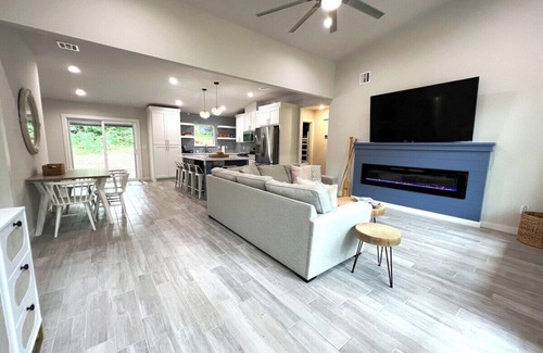 Grove House | Honey Creek Hideaway · Modern Home w/Huge Deck, 1/2 Acre, Close to Lake