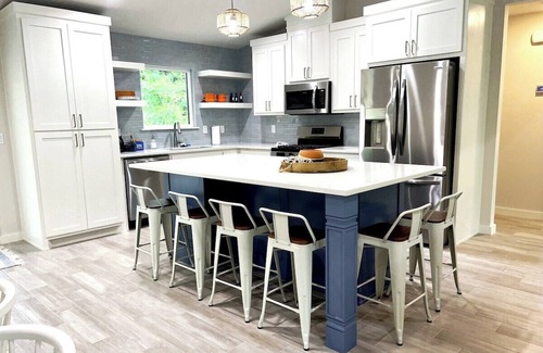 Grove House | Honey Creek Hideaway · Modern Home w/Huge Deck, 1/2 Acre, Close to Lake