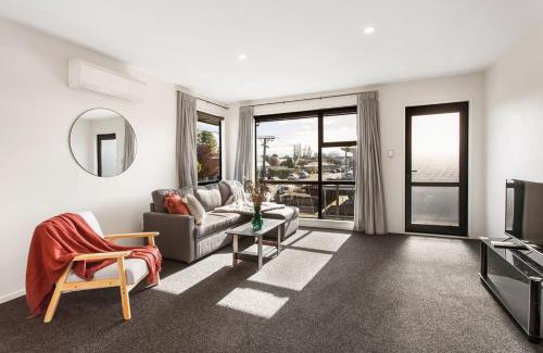 Edgeware Apartment | Honey for the Money Warm Sunny 10 mins CBD