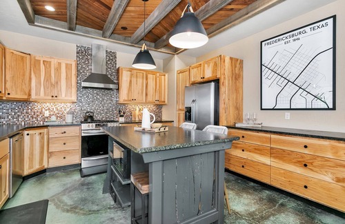 Fredericksburg House | Honey Hill The Back 20 | Rustic Country 2/2 Home | King Beds| Wildlife | Brilliant Stars