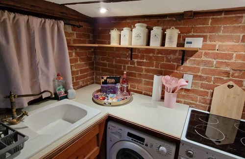 Sudbury Cottage | Honey Horsefield Grade ll 1650 Thatched Cottage