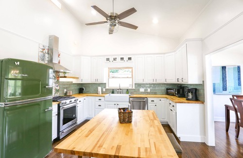 Bella Vista House | Honey House Lake Avalon Escape with private dock & wall-to-wall lake views.