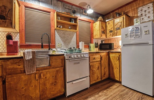 Newport Cabin | Honey Hut-OUTDOOR SHOWER-HOT TUB