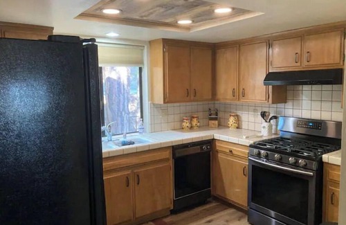 Lake Arrowhead House | Honey Pine Lodge. Cozy cabin in Lake Arrowhead. Two dogs welcome.