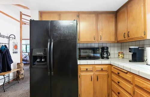 Lake Arrowhead House | Honey Pine Lodge. Cozy cabin in Lake Arrowhead. Two dogs welcome.