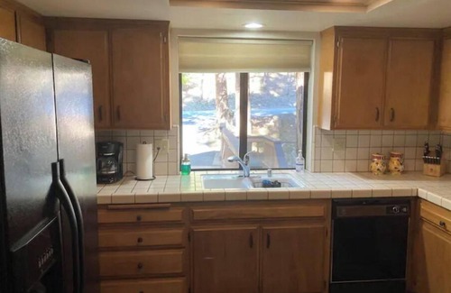 Lake Arrowhead House | Honey Pine Lodge. Cozy cabin in Lake Arrowhead. Two dogs welcome.