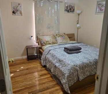 Lower Vailsburg House | Honey queen room 5