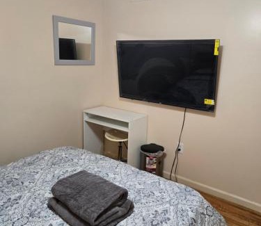 Lower Vailsburg House | Honey queen room 5