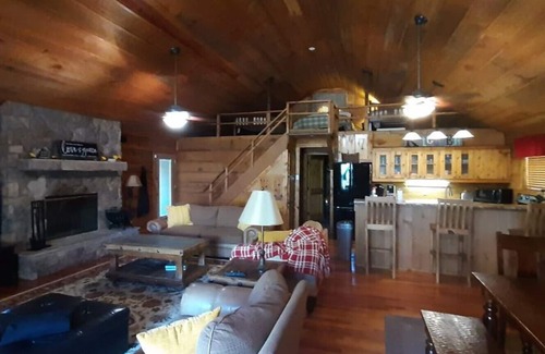 Jefferson House | Honey's Place waterfront Vacation rental Karnack Texas Caddo Lake
