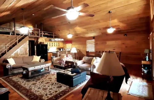 Jefferson House | Honey's Place waterfront Vacation rental Karnack Texas Caddo Lake