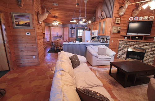 Milton House | Honeyb’s Ranch House on quiet lake