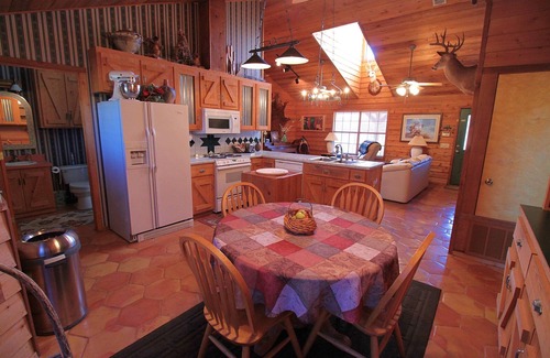 Milton House | Honeyb’s Ranch House on quiet lake