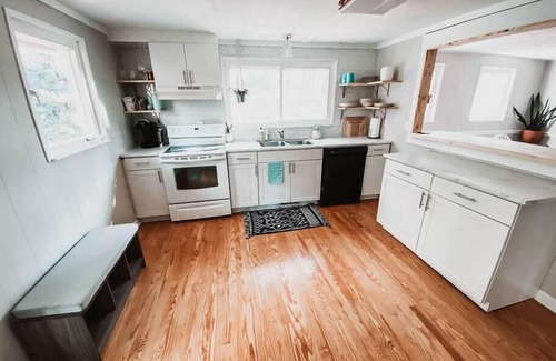 Hendersonville House | Honeybee Haven, 2 BD Cottage with Beautiful Garden