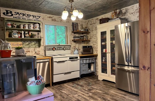 Edwardsburgh/Cardinal House | Honeybee Haven - Escape to a Serene Summer Retreat! Dog Friendly, Free Parking.