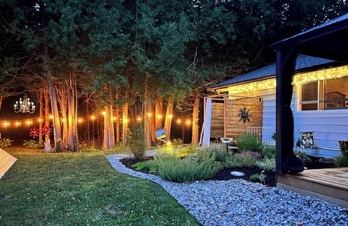 Edwardsburgh/Cardinal House | Honeybee Haven - Escape to a Serene Summer Retreat! Dog Friendly, Free Parking.