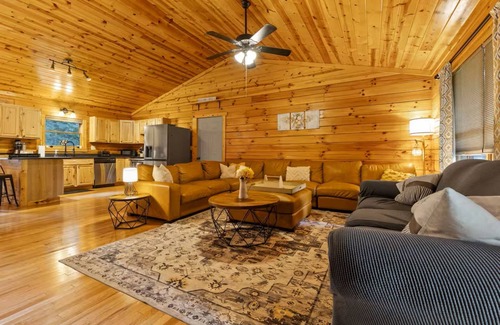 Logan Cabin | Honeybee Hideaway | Hot-Tub, Game Rm, Pond