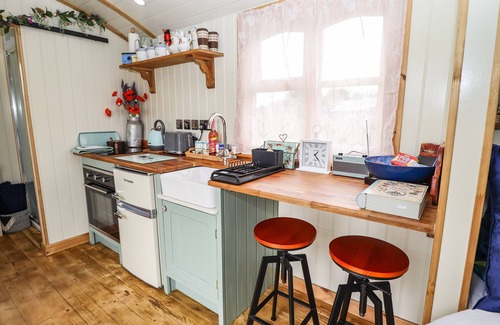 Woodhall Spa Cottage | HONEYBEE LODGE, pet friendly, with a garden in Woodhall Spa