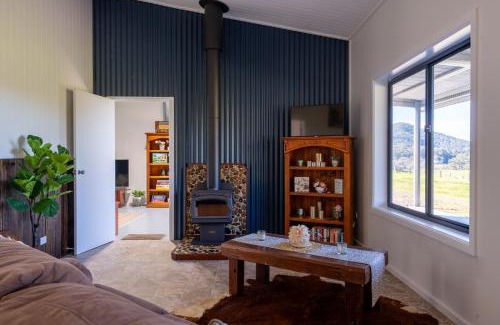 Pipeclay Apartment | Honeybreeze - Scenic riverfront country farm