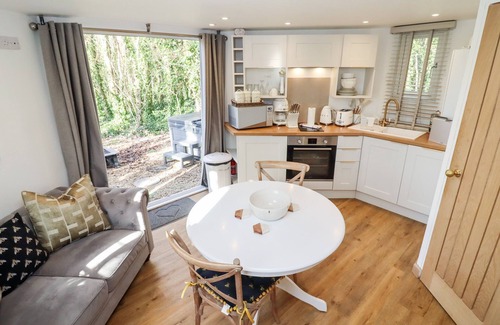 Blandford Saint Mary House | HONEYCOMBE, romantic, with hot tub in Blandford Forum