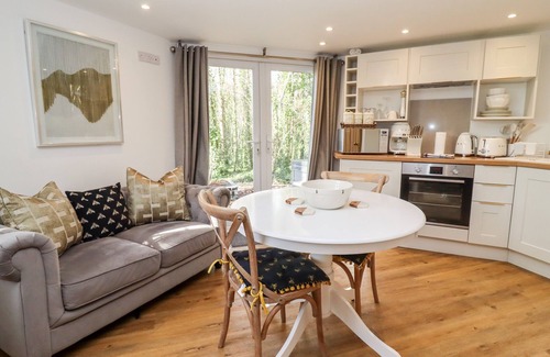 Blandford Saint Mary House | HONEYCOMBE, romantic, with hot tub in Blandford Forum