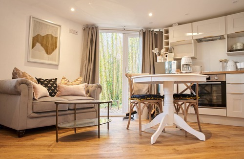 Blandford Saint Mary Cottage | HONEYCOMBE TREEHOUSE - ROMANTIC ESCAPE | SLEEPS 2 | HOT TUB | BBQ | PATIO | WI-FI