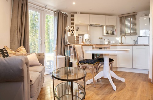 Blandford Saint Mary Cottage | HONEYCOMBE TREEHOUSE - ROMANTIC ESCAPE | SLEEPS 2 | HOT TUB | BBQ | PATIO | WI-FI