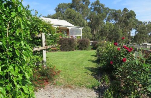 Yellingbo Bed & Breakfast | Honeyeater Cottage